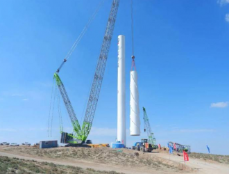 中國首臺最大陸上風(fēng)電機(jī)組在甘肅吊裝成功