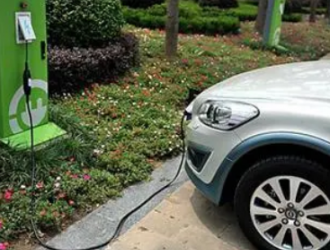 停車位安裝充電樁遇難題社區多方協力解決充電難